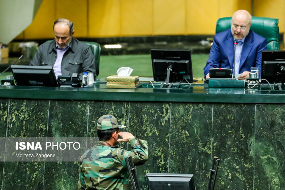 عکسی از احترام نظامی به محمدباقر قالیباف در صحن علنی مجلس