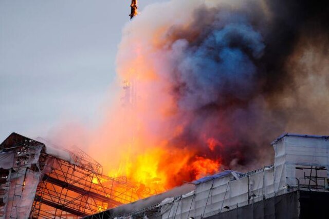 آتش سوزی گسترده ساختمان تاریخی ۴۰۰ ساله/ عکس