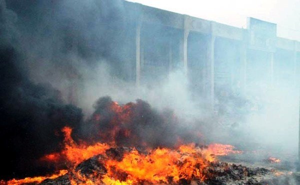 ببینید | اولین تصاویر از آتش‌سوزی انبار محصولات در میدان مهارت شیراز