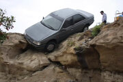 سقوط خودرو در کوهستان پارک پنجه علی بندرعباس؛ حادثه خسارت جانی نداشته است