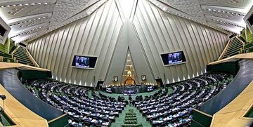تصاویر عجیب یک نماینده در صحن مجلس