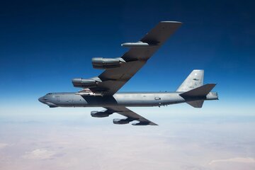 ابهت بمب‌افکن آمریکایی B-52 آمریکا در پرواز کم‌ارتفاع / فیلم