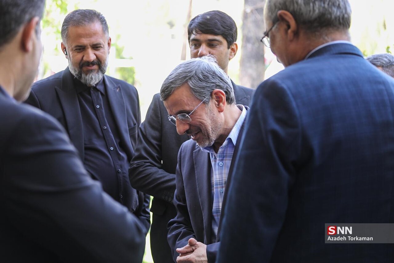چهره احمدی نژاد بعد از عمل زیبایی پلک تغییر کرد؟ /گریه های او در یک مراسم +تصاویر