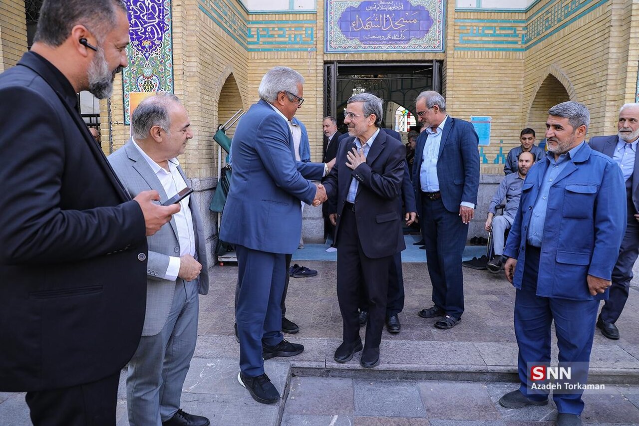 چهره احمدی نژاد بعد از عمل زیبایی پلک تغییر کرد؟ /گریه های او در یک مراسم +تصاویر