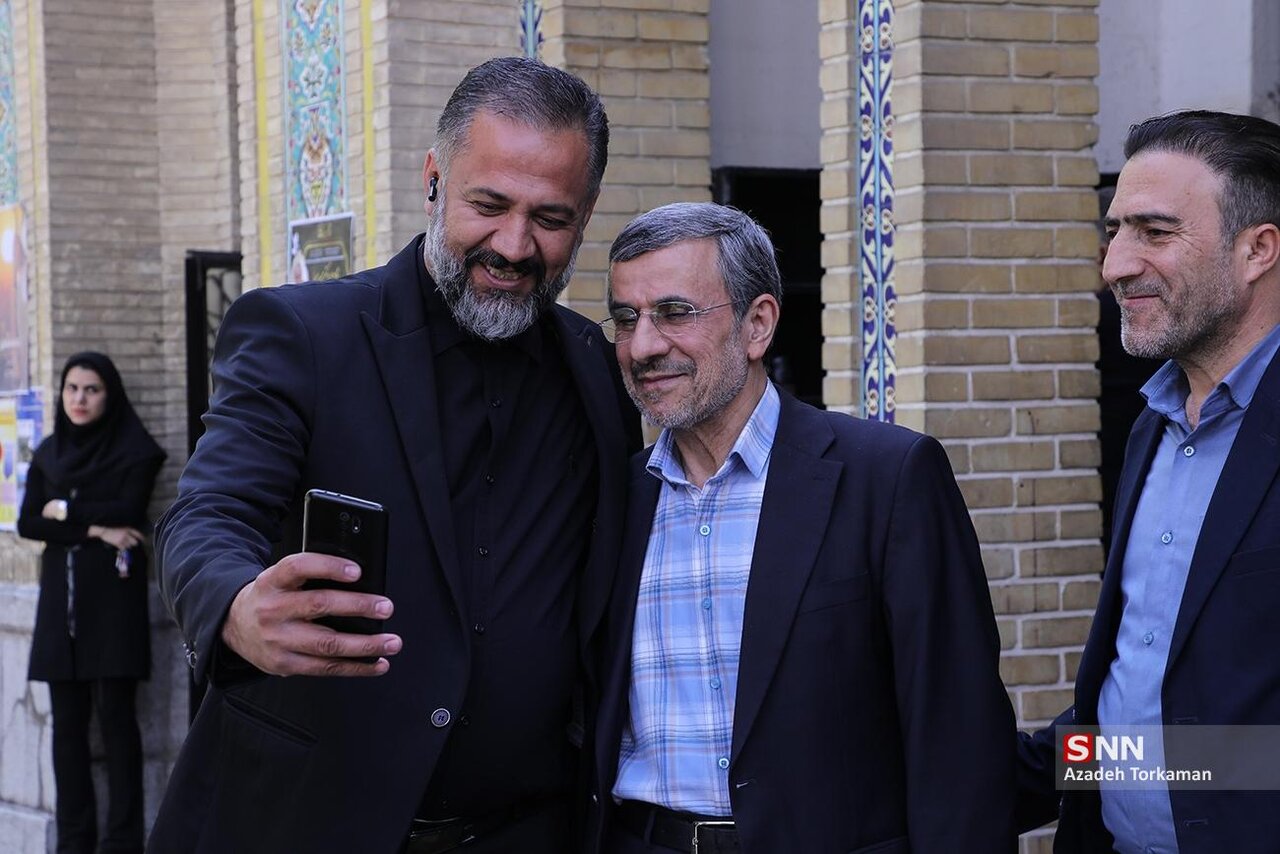 چهره احمدی نژاد بعد از عمل زیبایی پلک تغییر کرد؟ /گریه های او در یک مراسم +تصاویر