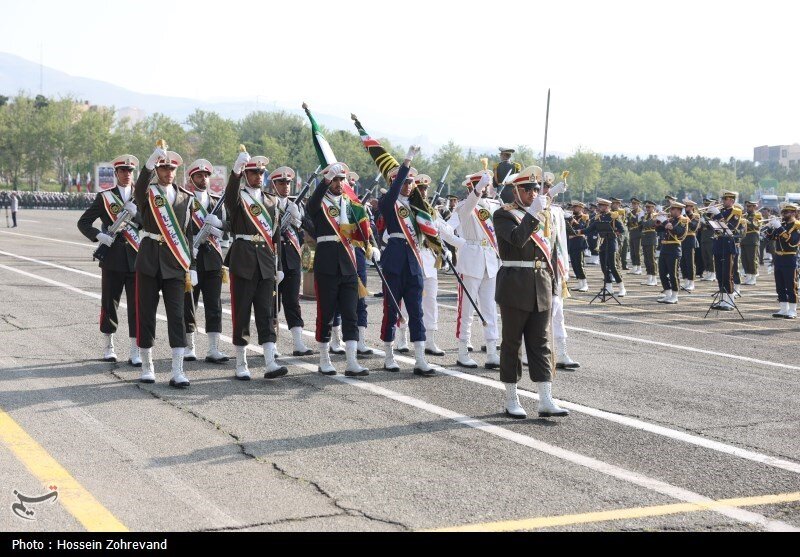 تصاویری از سلام نظامی فرماندهان بلندپایه ارتش ایران در مراسم رژه