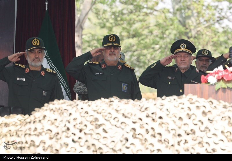 تصاویری از سلام نظامی فرماندهان بلندپایه ارتش ایران در مراسم رژه