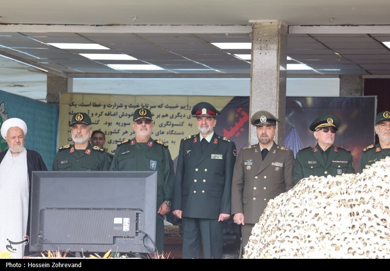 تصاویری از سلام نظامی فرماندهان بلندپایه ارتش ایران در مراسم رژه