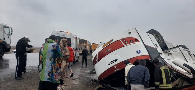 واژگونی اتوبوس عازم تهران/ عکس