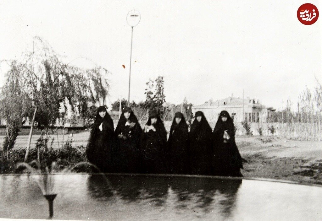 تهران قدیم | گشت و گذار دختران جوان در تهران 100 سال قبل / عکس 2