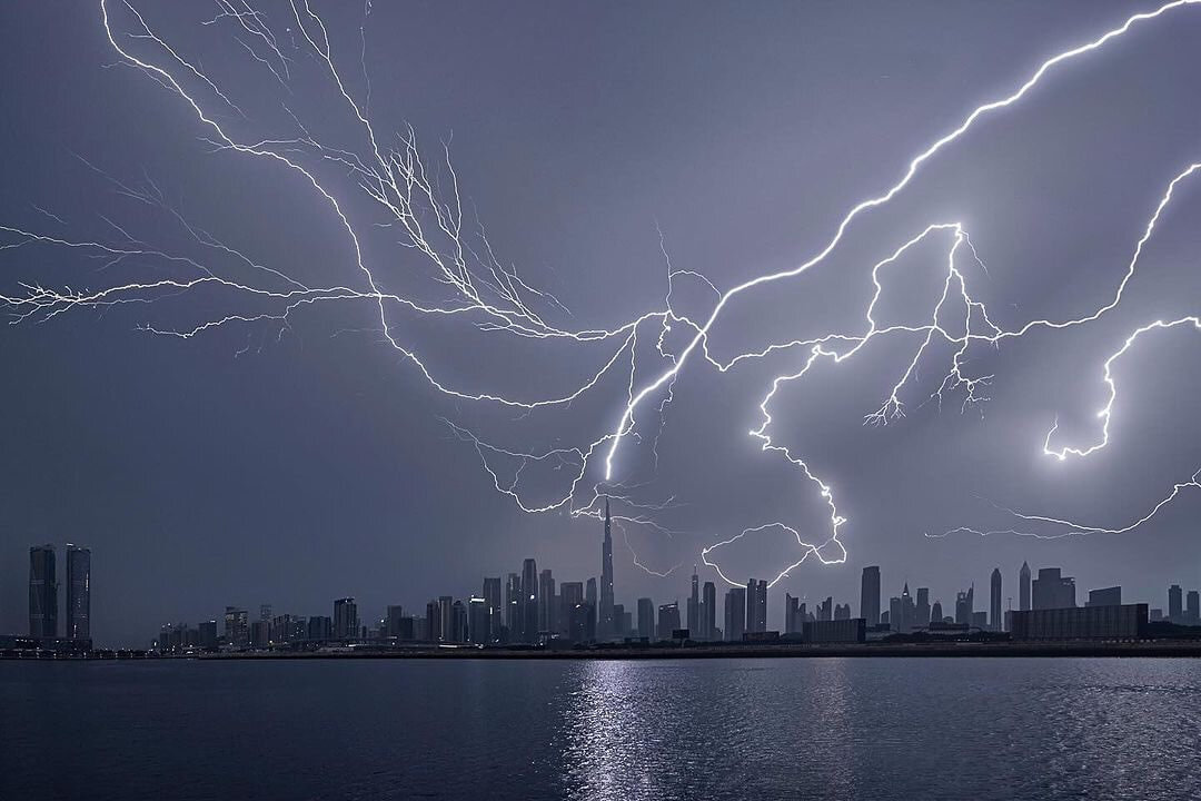 عکس | تصویری فوق‌العاده از وقوع رد و برق در دبی