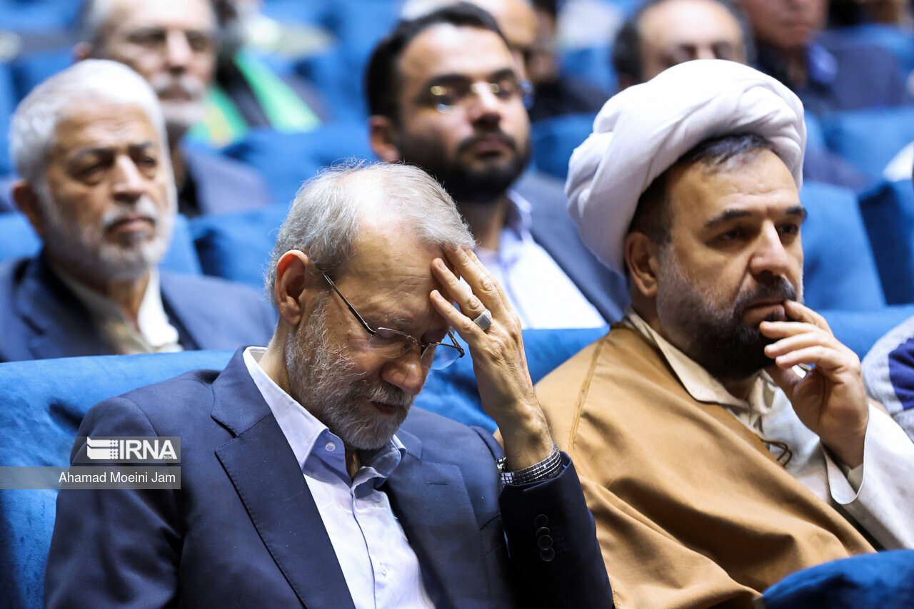 عکسی از چهره غمگین علی لاریجانی در یک مراسم