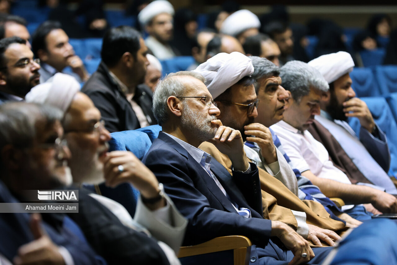 عکسی از چهره غمگین علی لاریجانی در یک مراسم