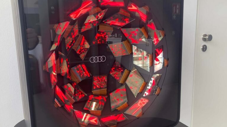 چراغهای این خودرو با شما سخن میگوید!