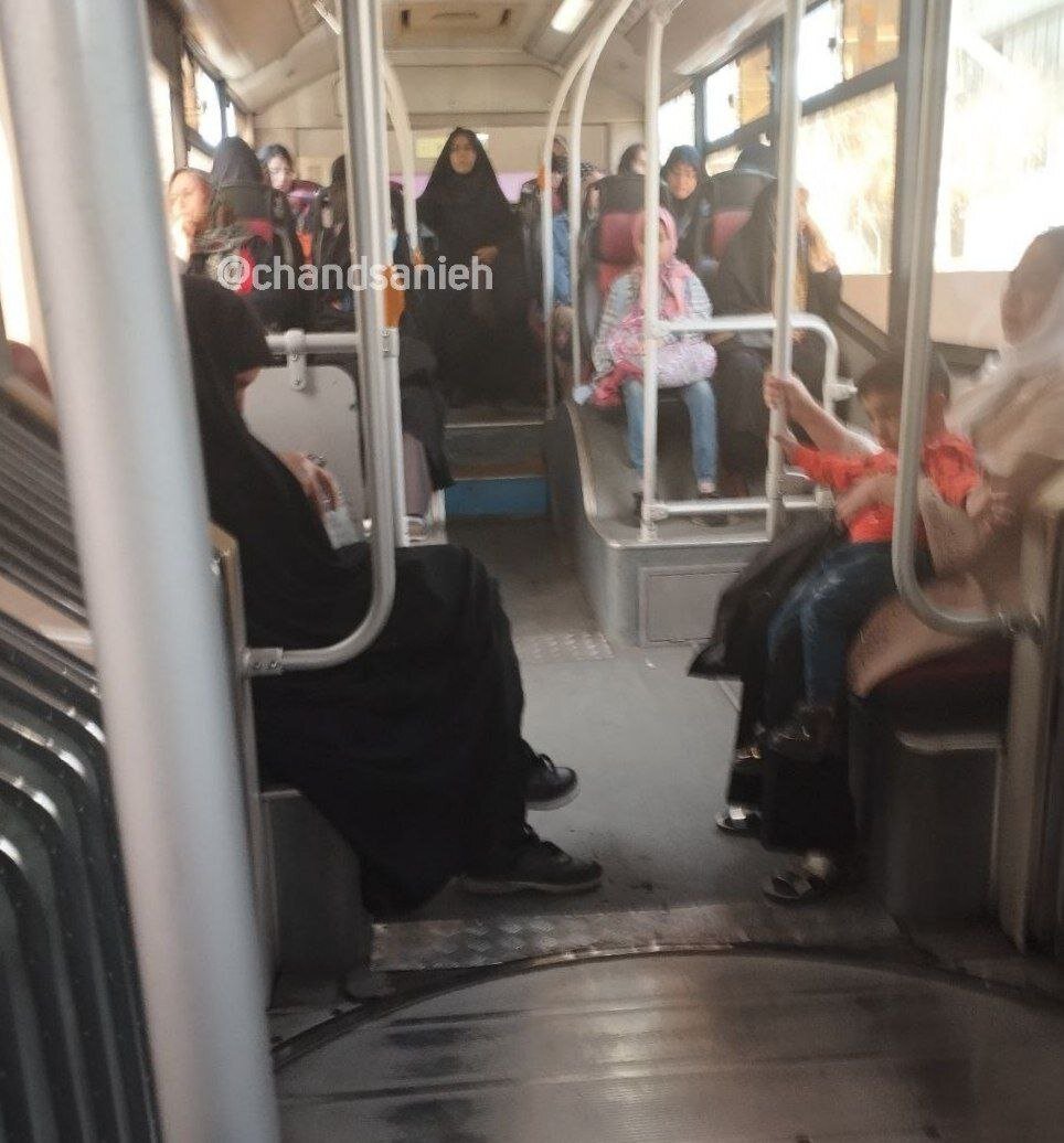 عکس | پشت‌پرده تغییر جایگاه زنان با مردان در اتوبوس‌های بی‌آرتی
