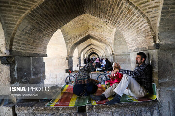 تصاویر جالب از استراحت زیر سایه پل خواجو / عکس