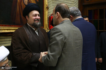 تصاویری از صحبت های درگوشی خاتمی و سیدحسن خمینی در یک مراسم / اسحاق جهانگیری هم بود