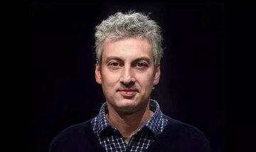 عکس | شباهت جالب ‏ارژنگ امیرفضلی به تیموتی شالامی در جوانی؛ استایل مهران مدیری با ریش پشت میز