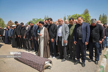 غیبت احمدی نژاد در مراسم تشییع پیکر معاونش / دولتمردان سابق آمدند + عکس