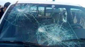 عکس | بدشانسی تلخ راننده پژو در تهران؛ کنده شدن سنگ‌نما و سقوط روی خودرو!