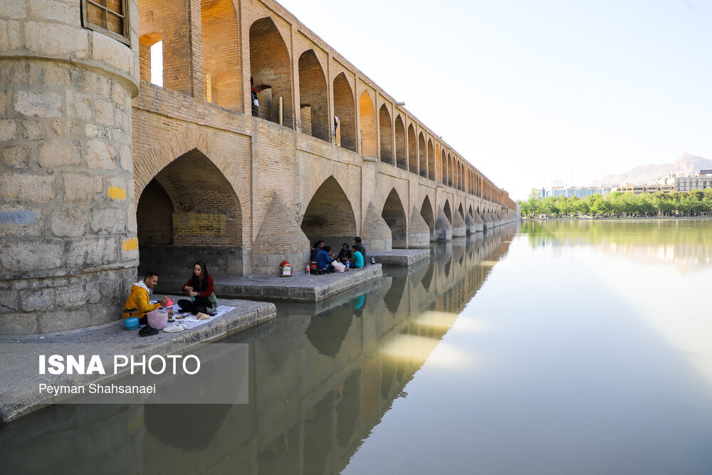 تصاویر جالب از استراحت زیر سایه پل خواجو/ عکس