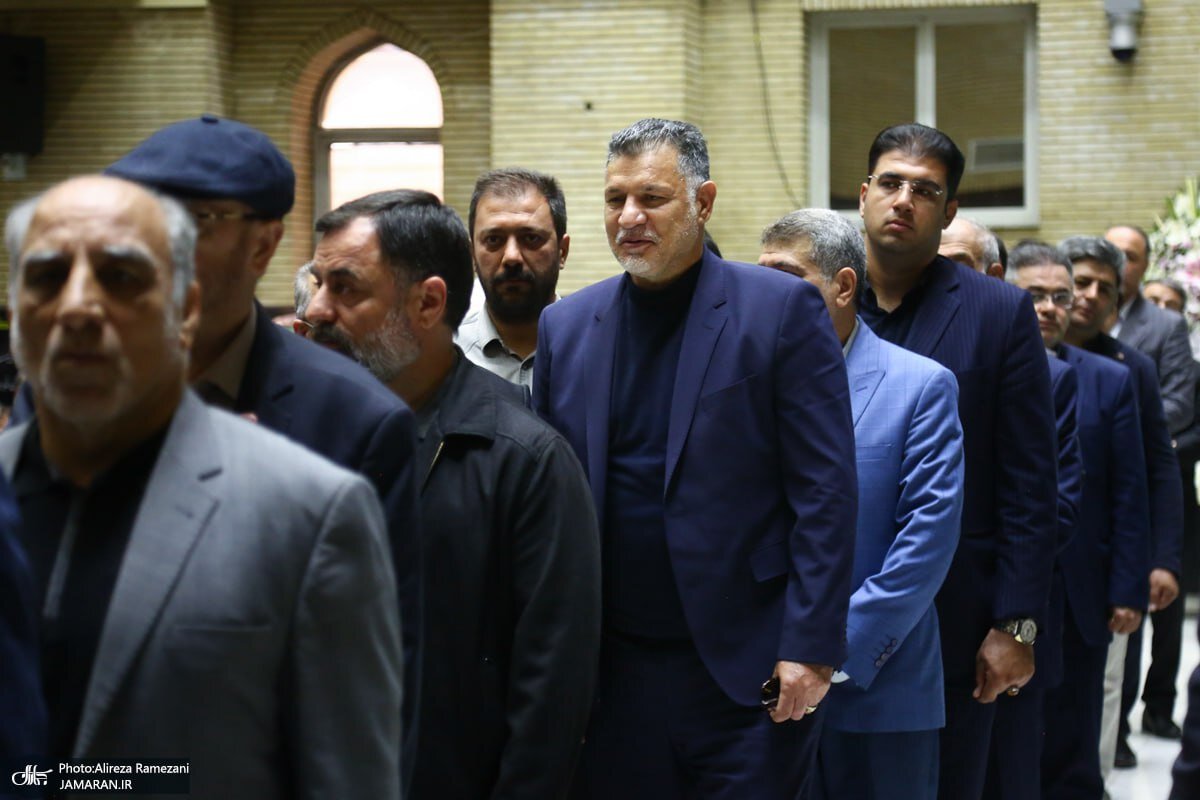 تصاویر | حضور علی دایی در مراسم ختم سیاستمدار معروف اصلاحطلب