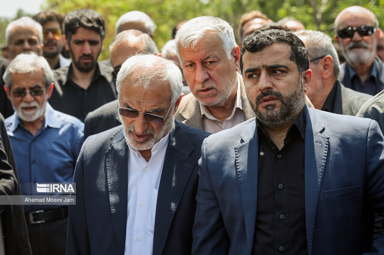 غیبت احمدی نژاد در مراسم تشییع پیکر معاونش /دولتمردان سابق آمدند +عکس