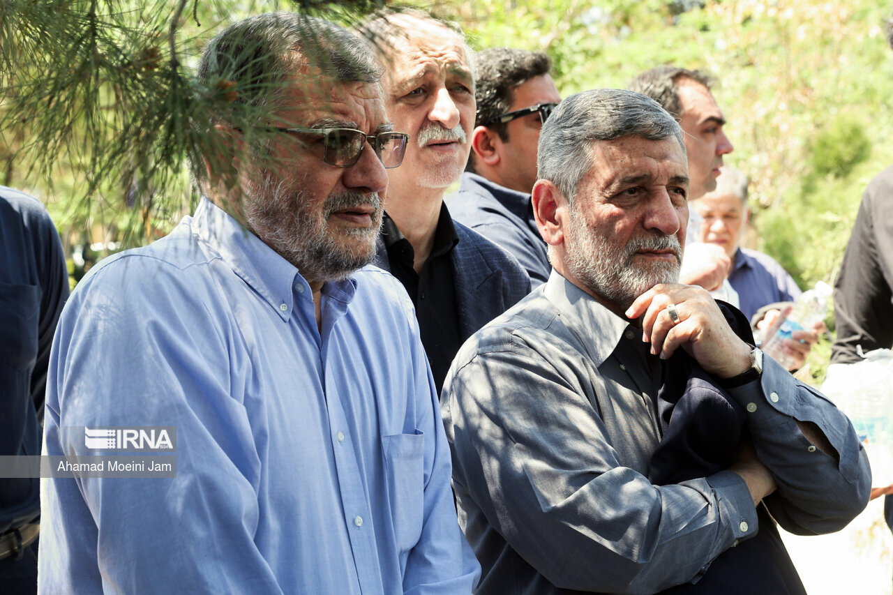 غیبت احمدی‌نژاد در مراسم تشییع پیکر معاونش