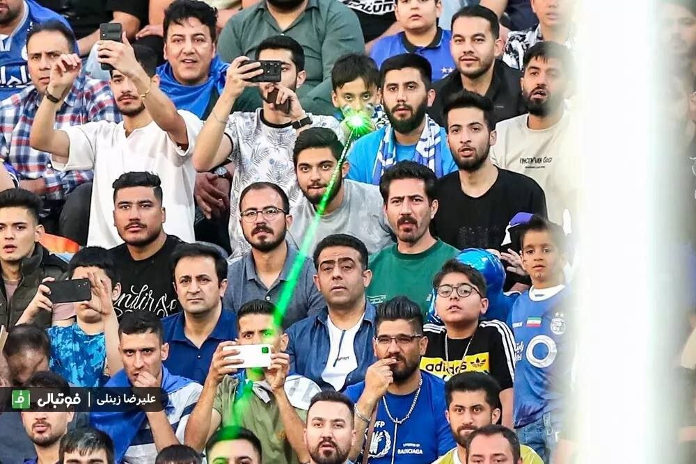 عکس | لیزرانداز کوچک بازی استقلال-شمس آذر!