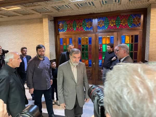 تصاویری از سعید جلیلی، محسن رضایی و وزیر رئیسی در مراسم ترحیم معاون اول احمدی نژاد / لاریجانی هم آمد 3