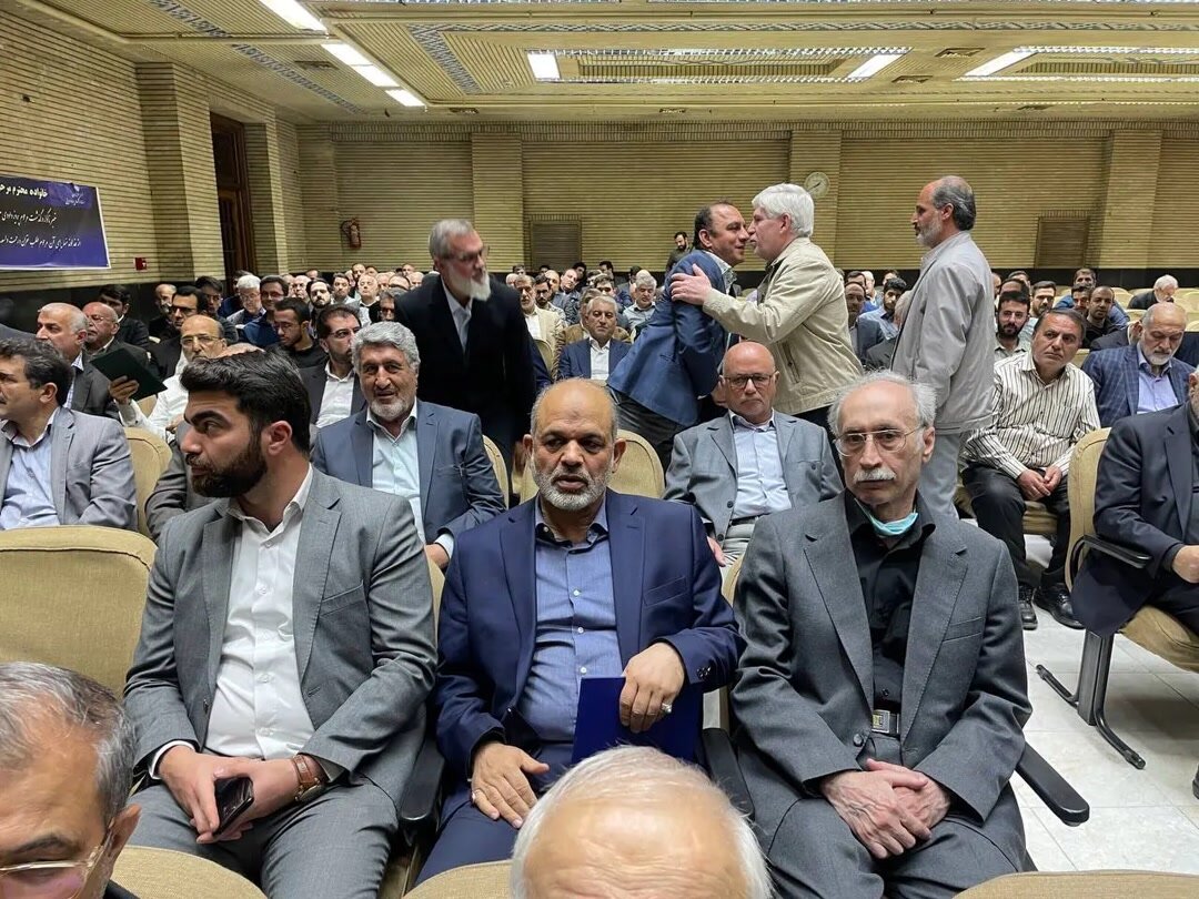 تصاویری از سعید جلیلی، محسن رضایی و وزیر رئیسی در مراسم ترحیم معاون اول احمدی نژاد / لاریجانی هم آمد 7