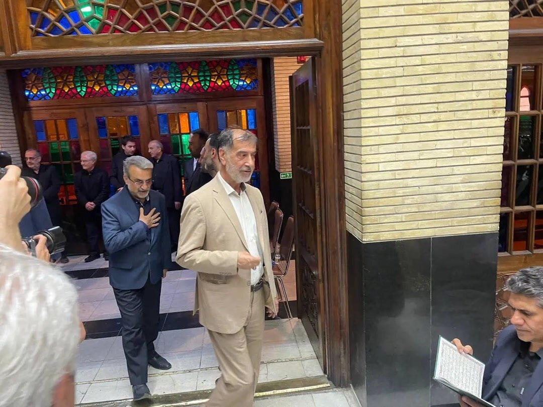 تصاویری از سعید جلیلی، محسن رضایی و وزیر رئیسی در مراسم ترحیم معاون اول احمدی نژاد / لاریجانی هم آمد 4