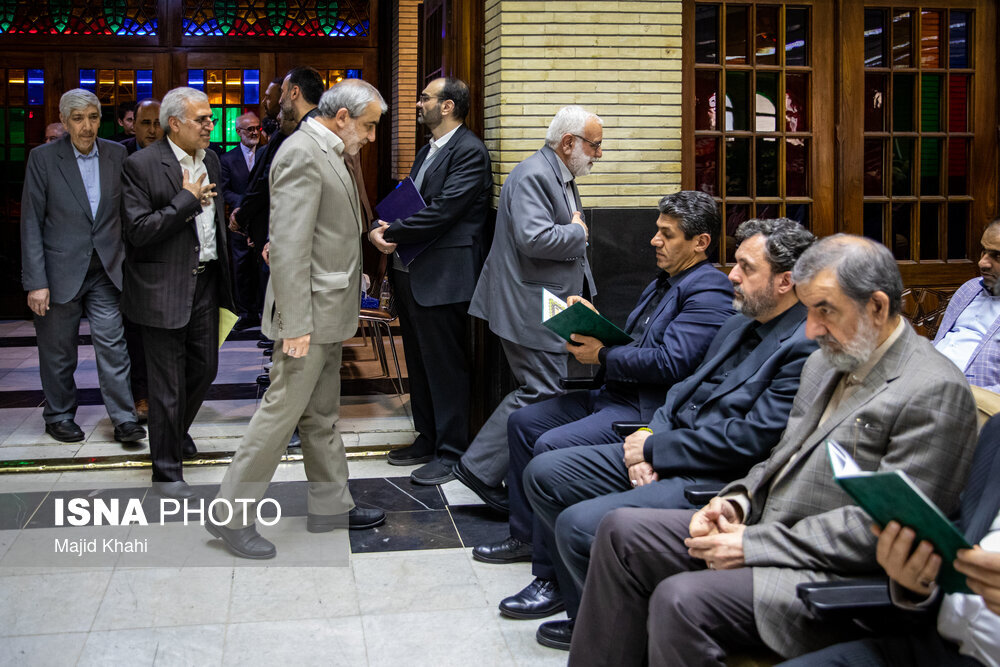 احمدی نژاد نیامد، محصولی و حسین شریعتمداری آمدند /حسین دهقان همنشین علی لاریجانی شد /احمد توکلی هم بود+تصاویر