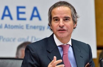 عکس | استایل جالب و چهره خندان رافائل گروسی در یک مسابقه ورزشی