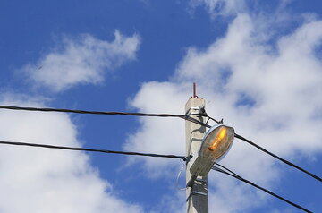 عکس | شاهکار جنجالی راهسازی؛ تیر چراغ برق وسط جاده کمربندی دهلران به اندیمشک!