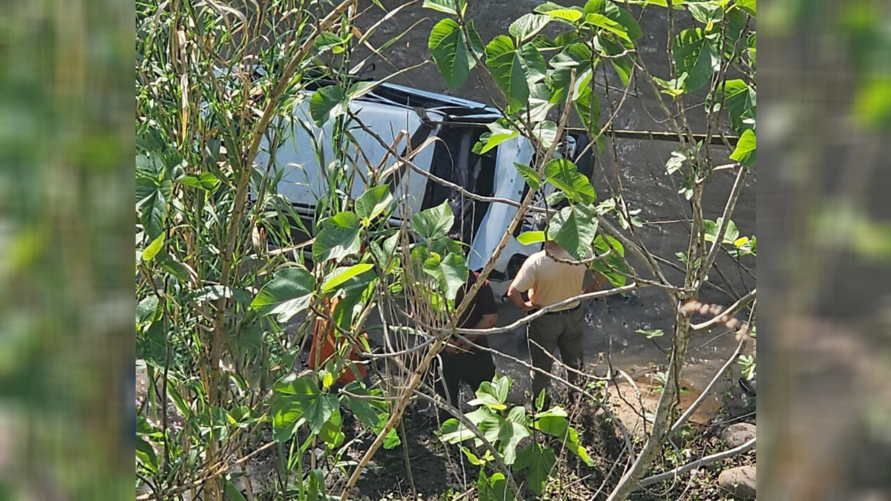 سقوط یک پراید به رودخانه در جاده چالوس/ عکس