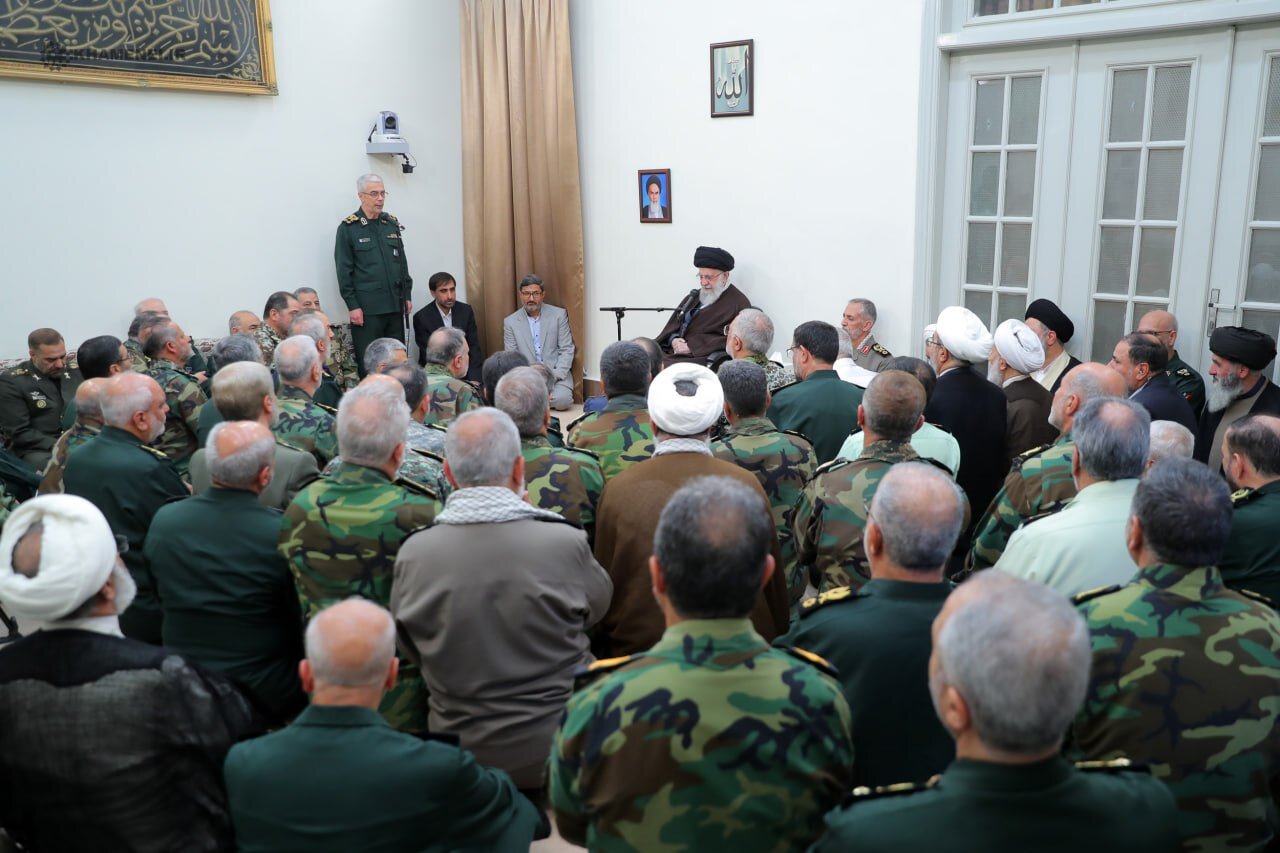 عکسی از اولین دیدار فرماندهان بلندپایه ارتش و سپاه با رهبر انقلاب بعد از حمله به اسرائیل