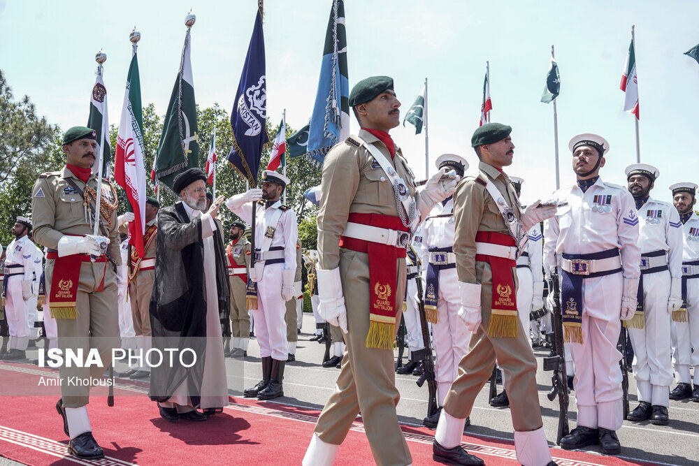 عکسی از پاسخ رئیسی به احترام نیروهای نظامی پاکستان
