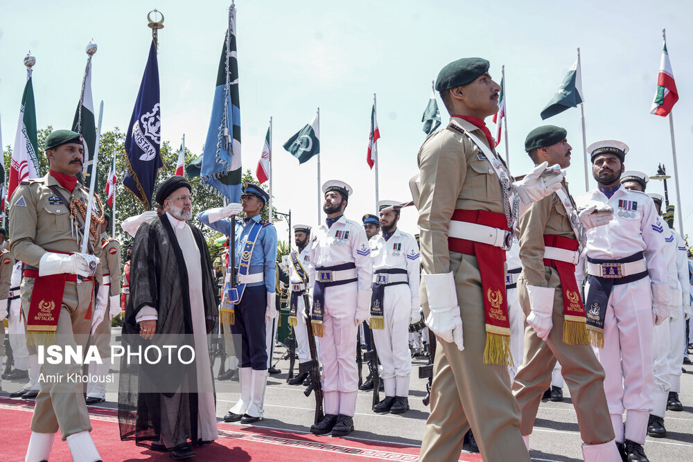عکسی از پاسخ رئیسی به احترام نیروهای نظامی پاکستان