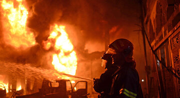 ببینید | اولین تصاویر از آتش‌سوزی در یک انبار بزرگ در تهران