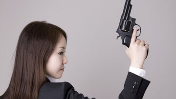 عکس | این زن، تنها زنی است که عضو مافیای ژاپن شد؛ استاد بریدن انگشت!