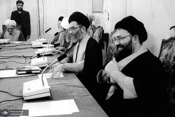 چه کسانی کاندیدای رهبری نظام بعد از امام بودند و چند رأی بدست آوردند؟ / وقتی متمم قاون اساسی با حکم 2 رهبر به تصویب رسید!