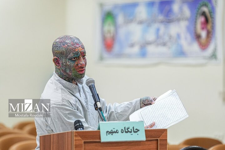 تصاویر | ژست‌های مورد توجه امیر تتلو در دومین جلسه رسیدگی به اتهاماتش در دادگاه 5