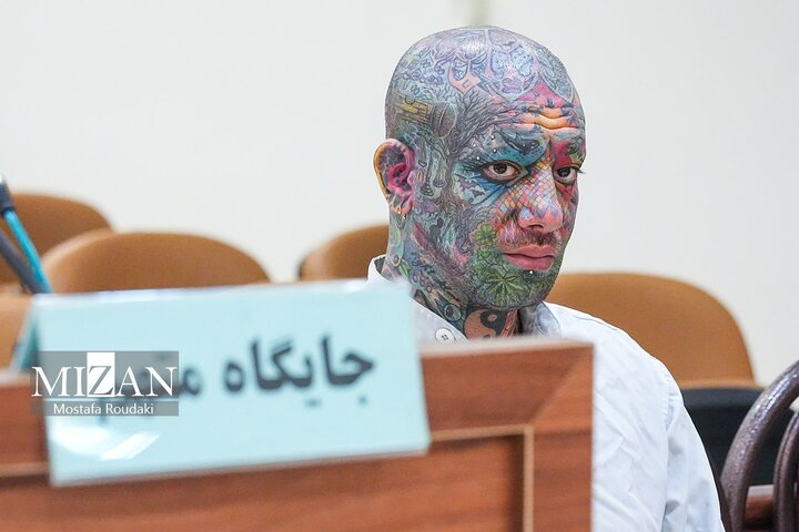 تصاویر | ژست‌های مورد توجه امیر تتلو در دومین جلسه رسیدگی به اتهاماتش در دادگاه 7