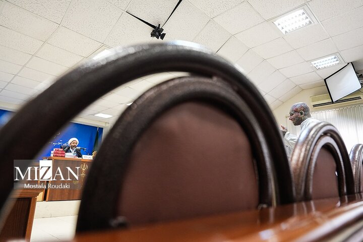 تصاویر | ژست‌های مورد توجه امیر تتلو در دومین جلسه رسیدگی به اتهاماتش در دادگاه 14