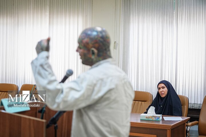 تصاویر | ژست‌های مورد توجه امیر تتلو در دومین جلسه رسیدگی به اتهاماتش در دادگاه 15