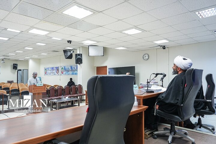 تصاویر | ژست‌های مورد توجه امیر تتلو در دومین جلسه رسیدگی به اتهاماتش در دادگاه 19