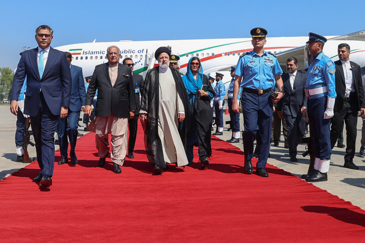 حاشیه های پررنگ تر از متن سفر رئیسی به پاکستان؛ از استقبال سرد در فرودگاه تا غیبت آجودان