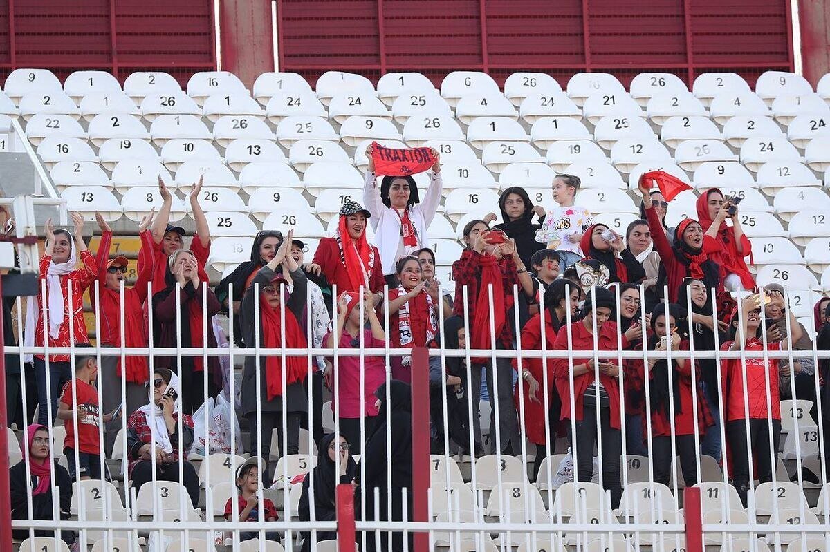 عکس| ورود زنان تراکتوری به استادیوم ممنوع شد