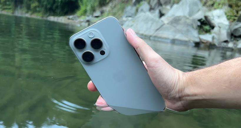 آیا آیفون 15 ضد آب است؟ تست ضد آب بودن آن